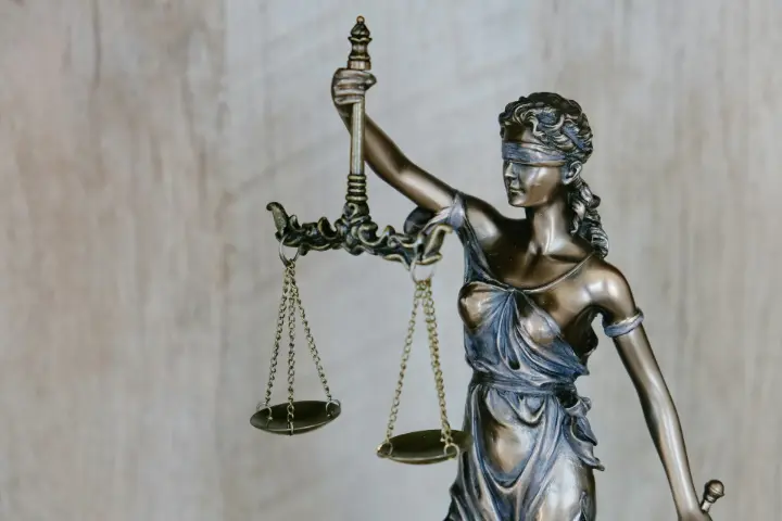 décision de justice aah différentielle et abattements fiscaux woman holding sword statue during daytime